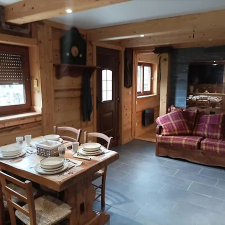 Chalet Joli Terrasse Et Jardinet